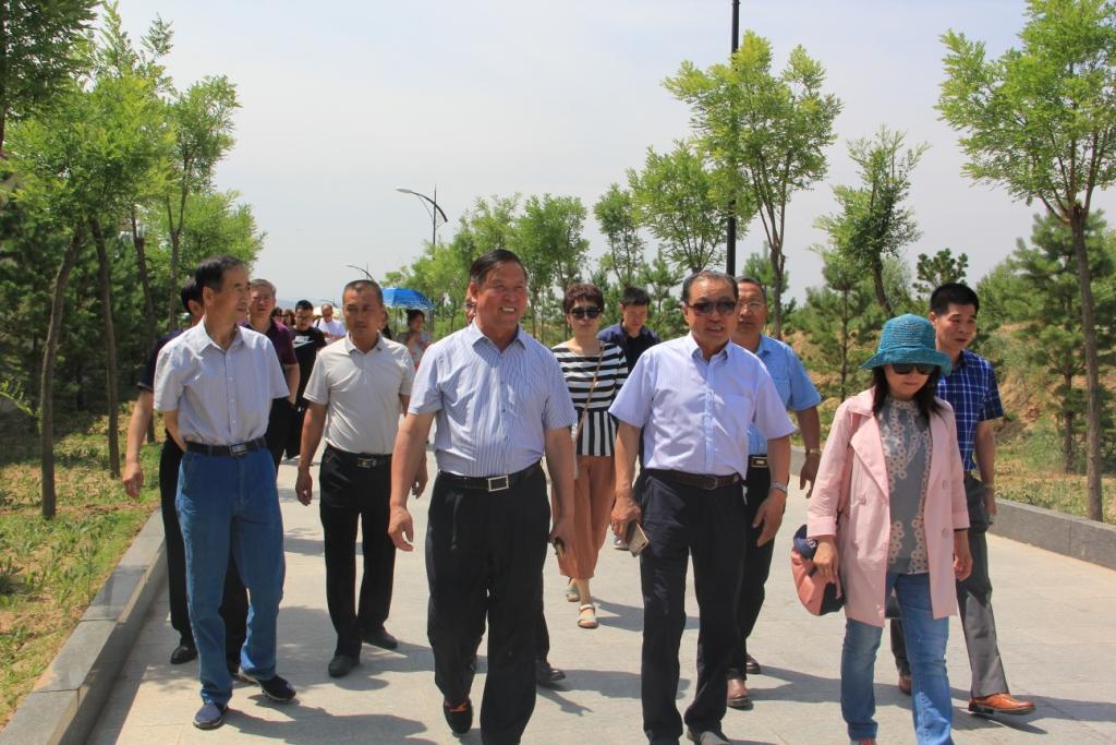 內蒙古農(nóng)牧業(yè)產(chǎn)業(yè)化龍頭企業(yè)協(xié)會推動休閑農(nóng)牧業(yè)發(fā)展——和林格爾縣青園種養(yǎng)游專業(yè)合作社考察