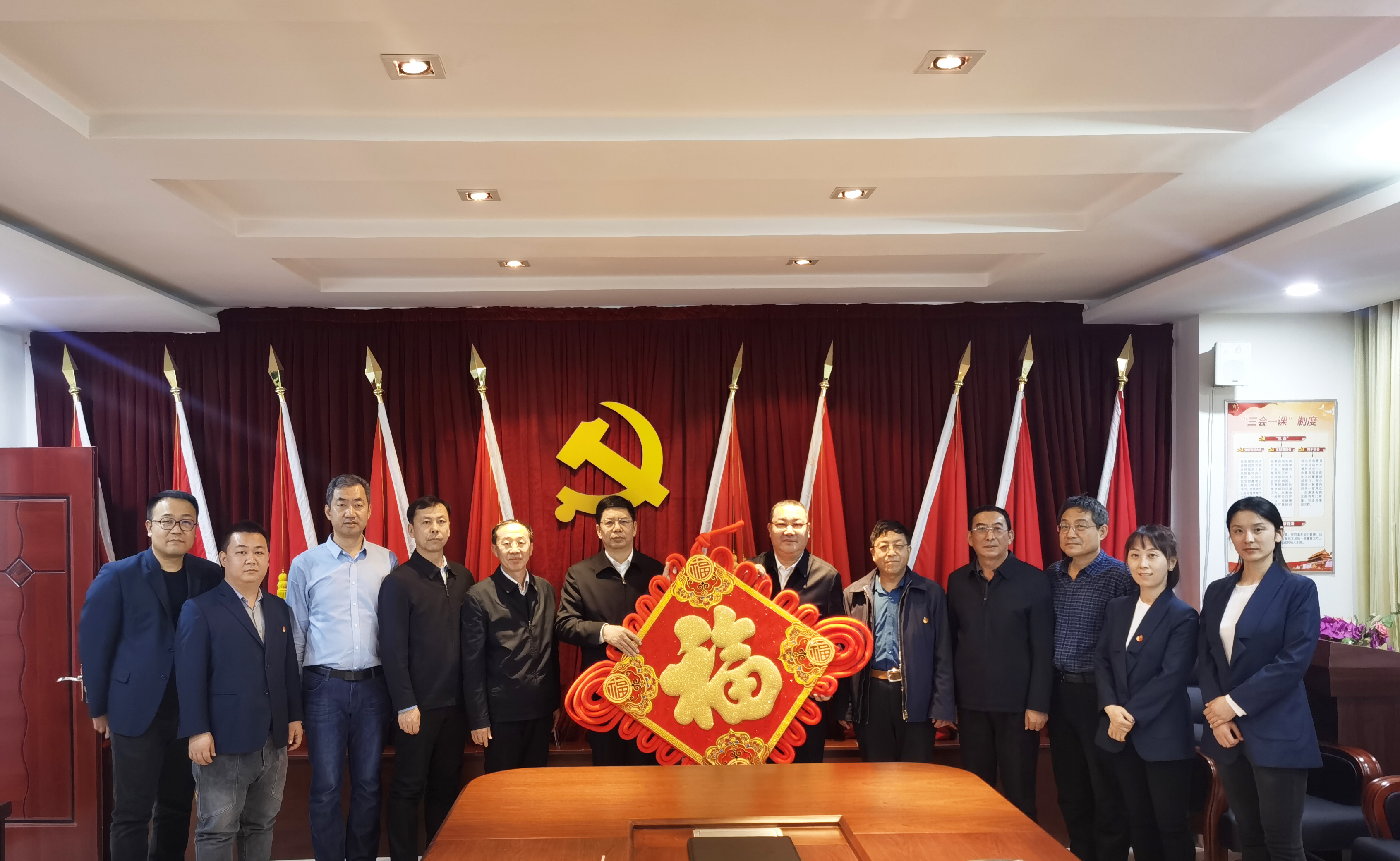 自治區(qū)政協(xié)副主席、工商聯(lián)主席安潤生等領(lǐng)導(dǎo)蒞臨協(xié)會(huì)慰問指導(dǎo)